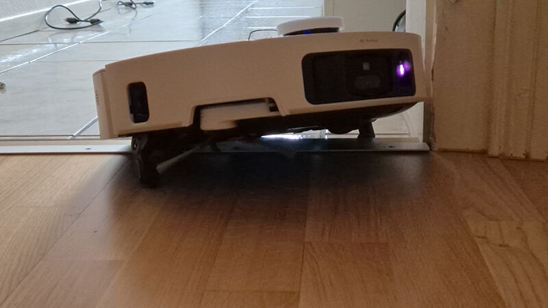Der Dreame Matrix10 Ultr Complete überfährt im Test eine hohe Türschwelle.